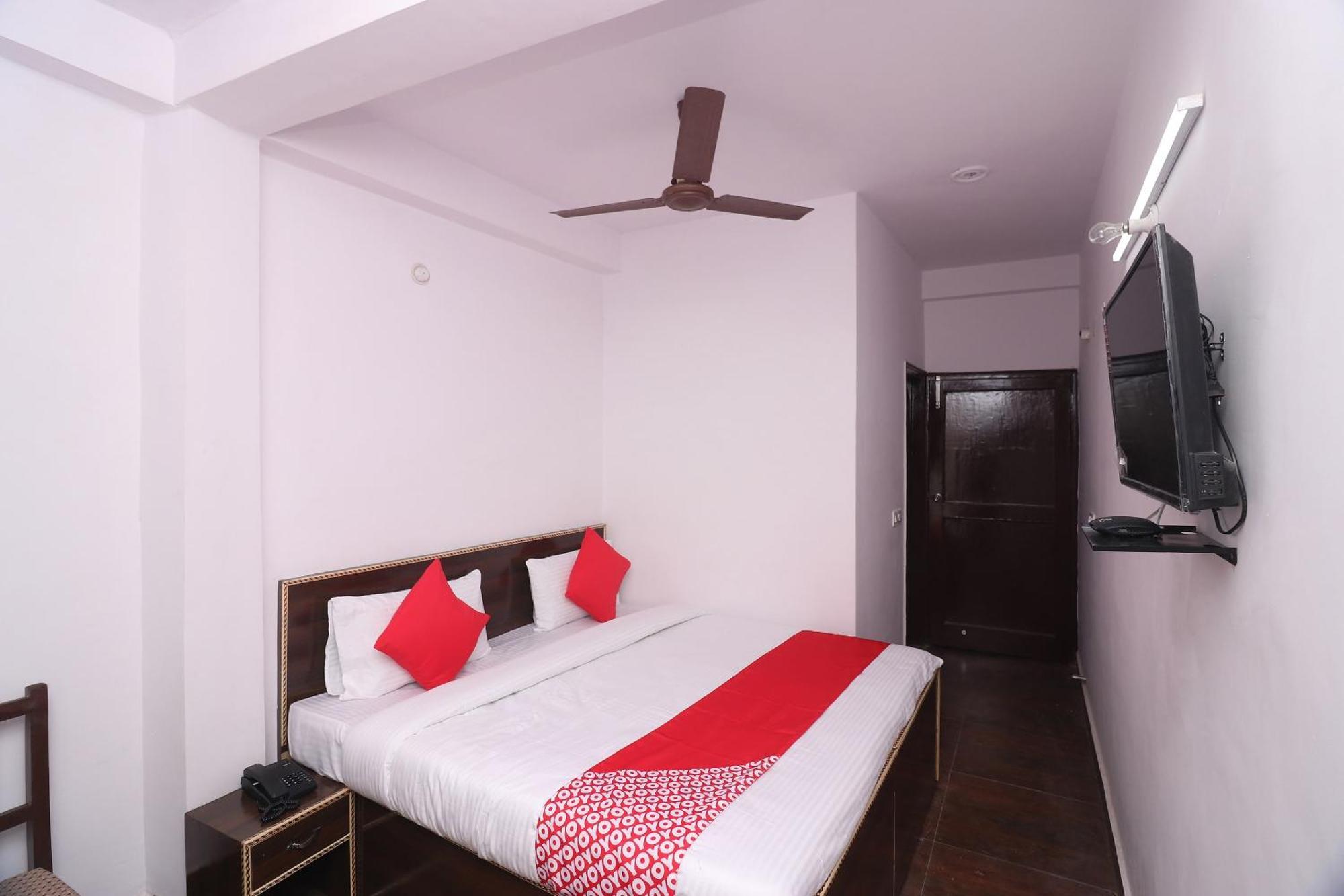 โอโย 44236 โฮเต็ล จันทรา บาฆะ Hotel ริชิเคช ภายนอก รูปภาพ
